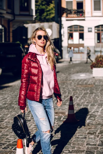 Concepto Moda Callejera Retrato Una Hermosa Chica Sentada Afuera Vaqueros — Foto de Stock