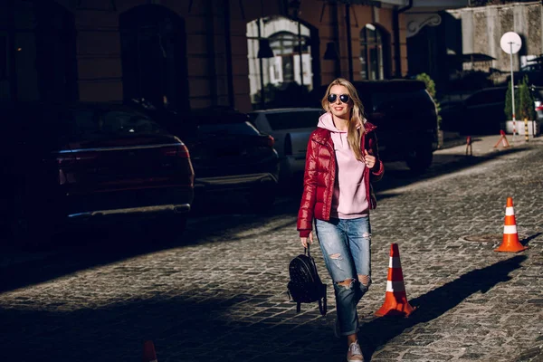 Concepto Moda Callejera Retrato Una Hermosa Chica Sentada Afuera Vaqueros — Foto de Stock