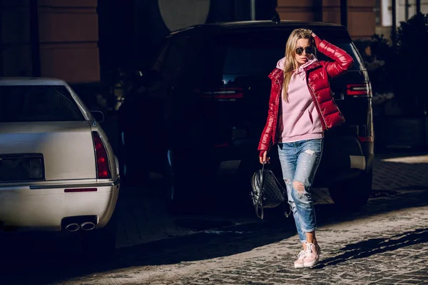 Concepto Moda Callejera Retrato Una Hermosa Chica Sentada Afuera Vaqueros — Foto de Stock