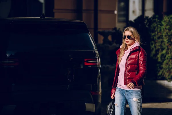 Concepto Moda Callejera Retrato Una Hermosa Chica Sentada Afuera Vaqueros — Foto de Stock