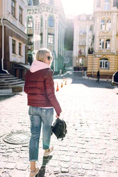 Sokak Moda Kavramı Dışarıda Güzel Bir Kız Mavi Jeans Güneş — Stok fotoğraf