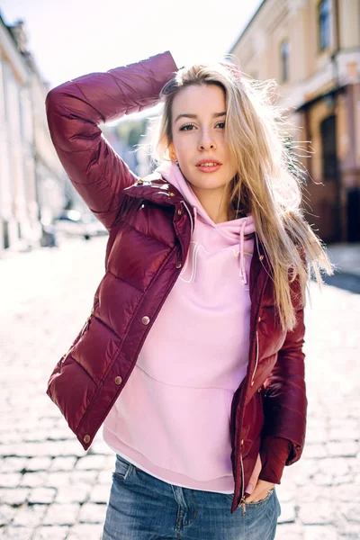 Menina Elegante Hipster Terno Jeans Retro Posando Frente Parede Tijolo — Fotografia de Stock