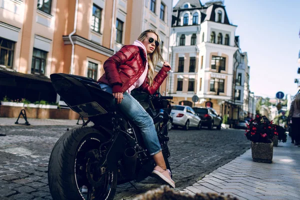 Mujeres Bonitas Joven Hermosa Morena Sexy Sentada Una Motocicleta Negra — Foto de Stock