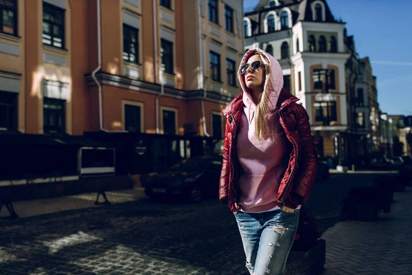 Street Fashion Konceptet Porträtt Vacker Flicka Som Sitter Utanför Blå — Stockfoto
