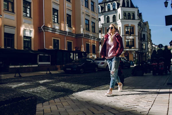 Concepto Moda Callejera Retrato Una Hermosa Chica Sentada Afuera Vaqueros — Foto de Stock