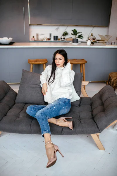 Belle Fille Dans Une Veste Blanche Jean Repose Sur Canapé — Photo