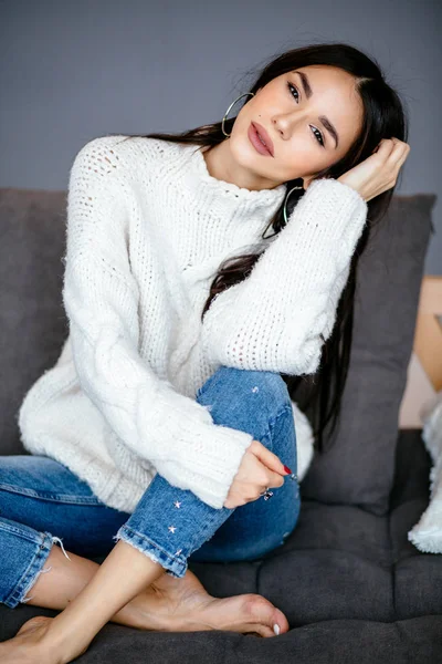 Das Schöne Mädchen Weißer Jacke Und Jeans Ruht Sich Daheim — Stockfoto