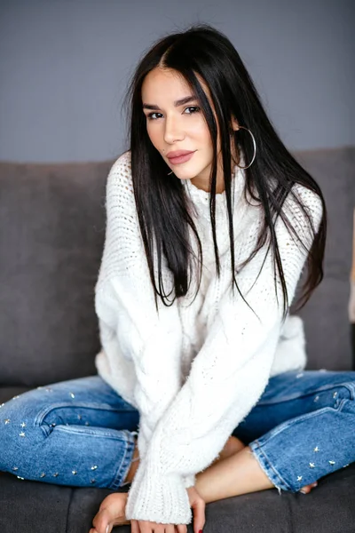 Hermosa Chica Una Chaqueta Blanca Jeans Está Descansando Sofá Casa — Foto de Stock