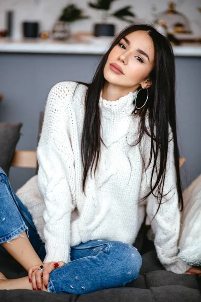 Hermosa Chica Una Chaqueta Blanca Jeans Está Descansando Sofá Casa — Foto de Stock