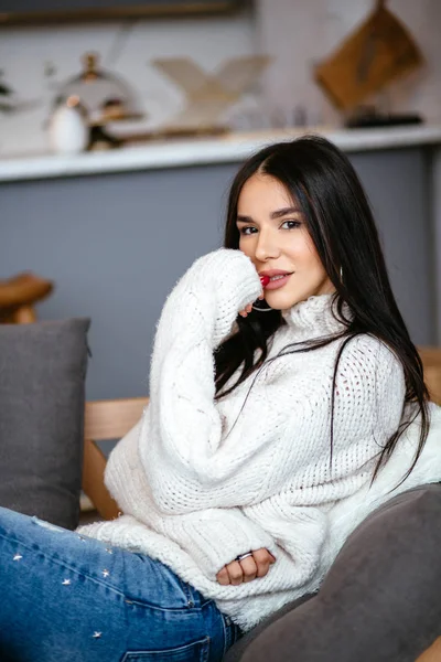 Hermosa Chica Una Chaqueta Blanca Jeans Está Descansando Sofá Casa — Foto de Stock