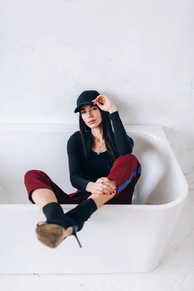 Retrato Una Chica Morena Con Gorra Ropa Deportiva Luz Natural — Foto de Stock