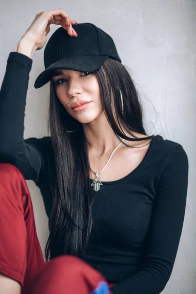 Portrait Une Fille Brune Vêtue Une Casquette Vêtements Sport Lumière — Photo