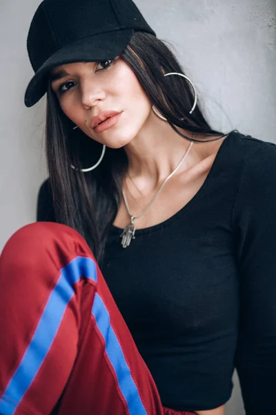 Retrato Una Chica Morena Con Gorra Ropa Deportiva Luz Natural — Foto de Stock