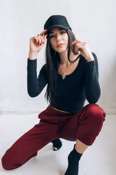 Retrato Una Chica Morena Con Gorra Ropa Deportiva Luz Natural —  Fotos de Stock