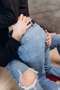 İki hipster modelleri: bir adam ve boş siyah t-shirt, kot pantolon ve poz bir kadın. siyah şapka, şapka, aşk, öpücük