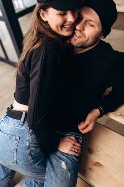 Genç Romantik Çift Close-Up öpüşme ve evde birbirlerinin şirket zevk.