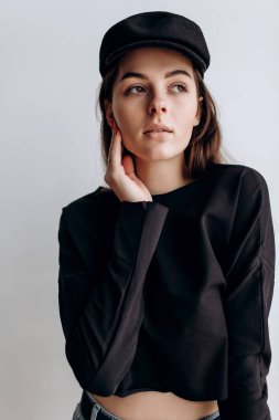 Siyah şapkası, siyah golf, mavi kot pantolon güzel kız! Doğal ışık, akıllı casua, sokak casual