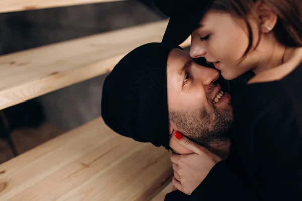 Close Jovem Casal Romântico Está Beijando Apreciando Companhia Outro Casa — Fotografia de Stock