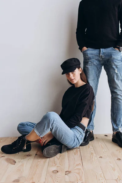 Två Hipster Modeller Man Och Kvinna Tom Svart Shirt Jeans — Stockfoto