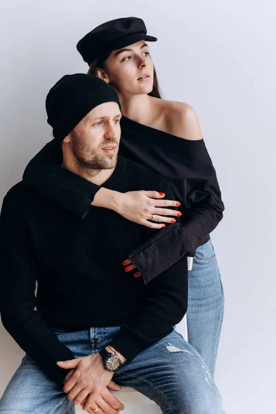 Dois Modelos Hipster Homem Uma Mulher Uma Camiseta Preta Branco — Fotografia de Stock