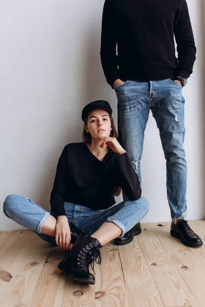 Två Hipster Modeller Man Och Kvinna Tom Svart Shirt Jeans — Stockfoto