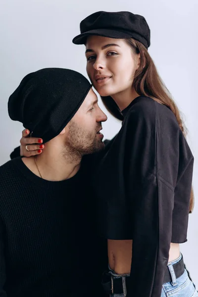 Dois Modelos Hipster Homem Uma Mulher Uma Camiseta Preta Branco — Fotografia de Stock