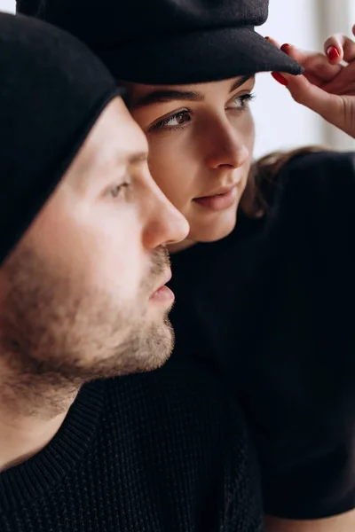 Dois Modelos Hipster Homem Uma Mulher Uma Camiseta Preta Branco — Fotografia de Stock