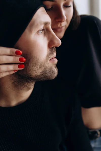 Dois Modelos Hipster Homem Uma Mulher Uma Camiseta Preta Branco — Fotografia de Stock