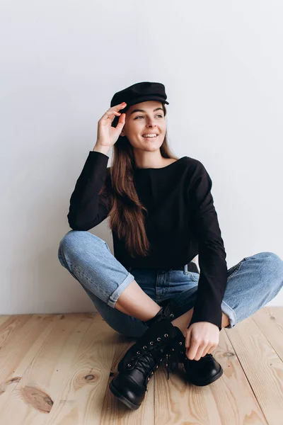 Schönes Mädchen Mit Schwarzer Mütze Schwarzem Golf Blauer Jeans Natürliches — Stockfoto