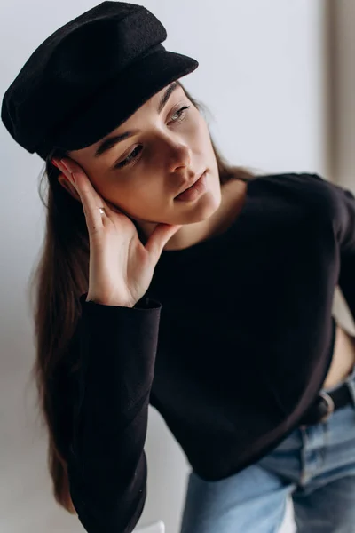 Belle Fille Dans Une Casquette Noire Golf Noir Jeans Bleus — Photo