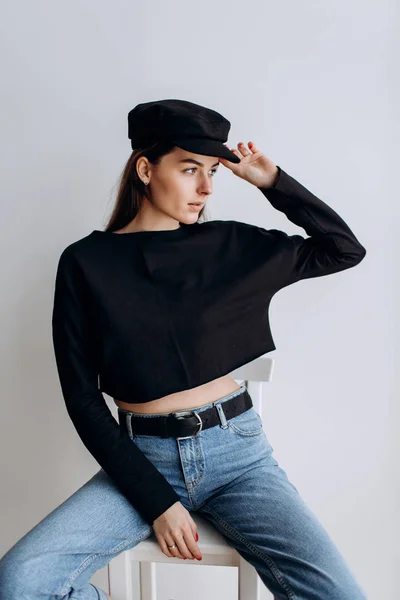 Menina Bonita Boné Preto Golfe Preto Jeans Azul Luz Natural — Fotografia de Stock