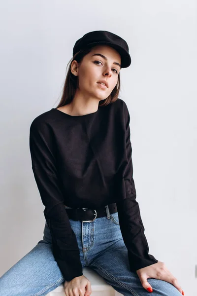 Belle Fille Dans Une Casquette Noire Golf Noir Jeans Bleus — Photo