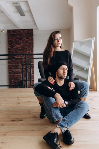 Dois Modelos Hipster Homem Uma Mulher Uma Camiseta Preta Branco — Fotografia de Stock