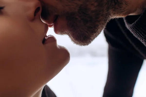 Genç Romantik Çift Close-Up öpüşme ve evde birbirlerinin şirket zevk.