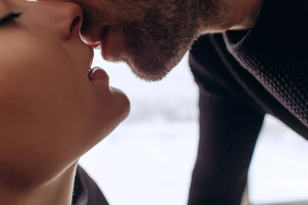 Genç Romantik Çift Close-Up öpüşme ve evde birbirlerinin şirket zevk.