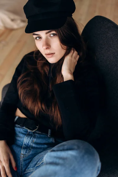 Belle Fille Dans Une Casquette Noire Golf Noir Jeans Bleus — Photo