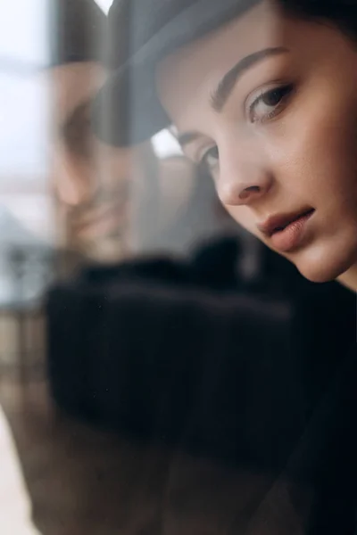 Twee Hipster Modellen Een Man Een Vrouw Een Blank Zwart — Stockfoto