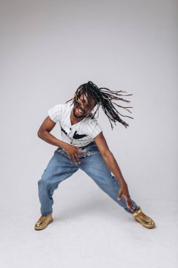 Afrika kökenli Amerikalı kot ve beyaz tişört, duygular, duygusal kişi beyaz bir arka plan üzerinde