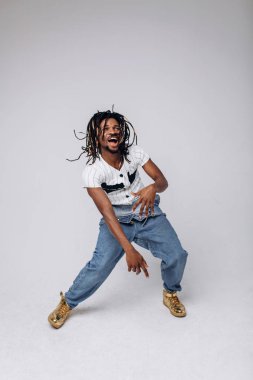 Afrika kökenli Amerikalı kot ve beyaz tişört, duygular, duygusal kişi beyaz bir arka plan üzerinde