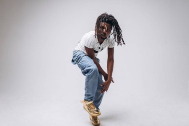 Afrika kökenli Amerikalı kot ve beyaz tişört, duygular, duygusal kişi beyaz bir arka plan üzerinde