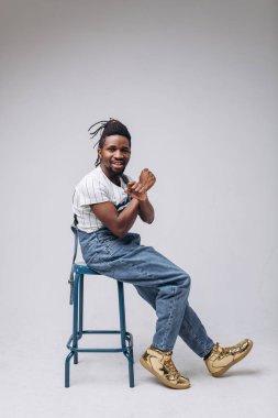 Afrika kökenli Amerikalı kot ve beyaz tişört, duygular, duygusal kişi beyaz bir arka plan üzerinde