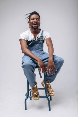 Afrika kökenli Amerikalı kot ve beyaz tişört, duygular, duygusal kişi beyaz bir arka plan üzerinde