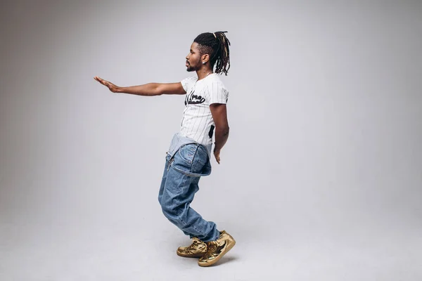African American Vit Bakgrund Jeans Och Vit Shirt Känslor Känslomässiga — Stockfoto