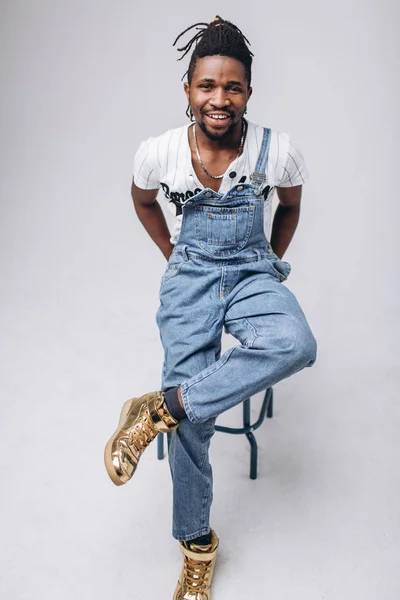 African American Vit Bakgrund Jeans Och Vit Shirt Känslor Känslomässiga — Stockfoto