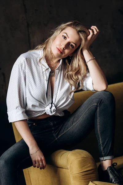Portrait Une Belle Femme Mode Blonde Jeans Sur Canapé Jaune — Photo