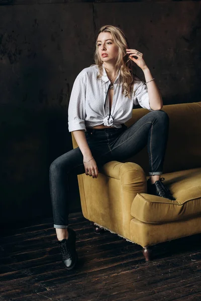 Retrato Una Hermosa Mujer Moda Rubia Jeans Sofá Amarillo —  Fotos de Stock