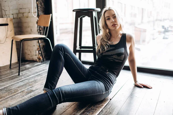 Retrato Uma Bela Mulher Moda Loira Jeans Fundo Cinza — Fotografia de Stock