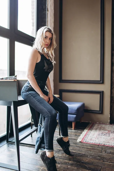 Portrait Une Belle Femme Mode Blonde Jeans Fond Gris — Photo
