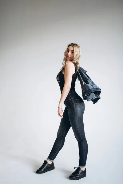 Retrato Uma Bela Mulher Moda Loira Jeans Fundo Cinza — Fotografia de Stock