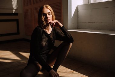 Güzel büyük göğüsler ile seksi genç kadın. Kız stüdyoda temsil edilir. güzel tabaklanmış cilt, etkileyici gözler